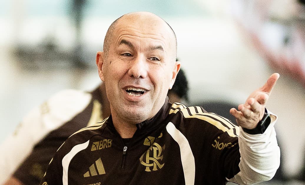 Leonardo Jardim sorri durante treinamento no Ninho do Urubu