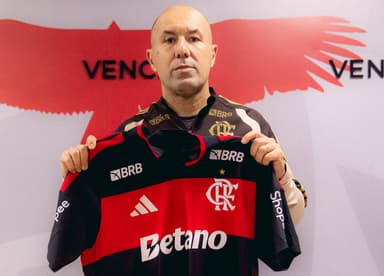 Leonardo Jardim segura a camisa do Flamengo