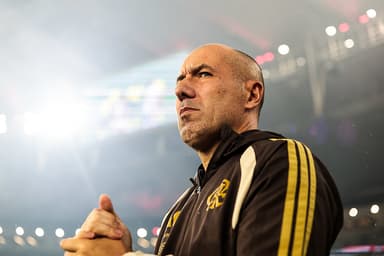 Leonardo Jardim faz cara de mau durante jogo contra o Cruzeiro