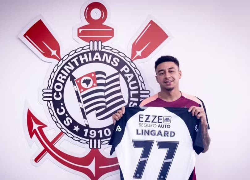 Lingard segura a camisa 77 do Corinthians