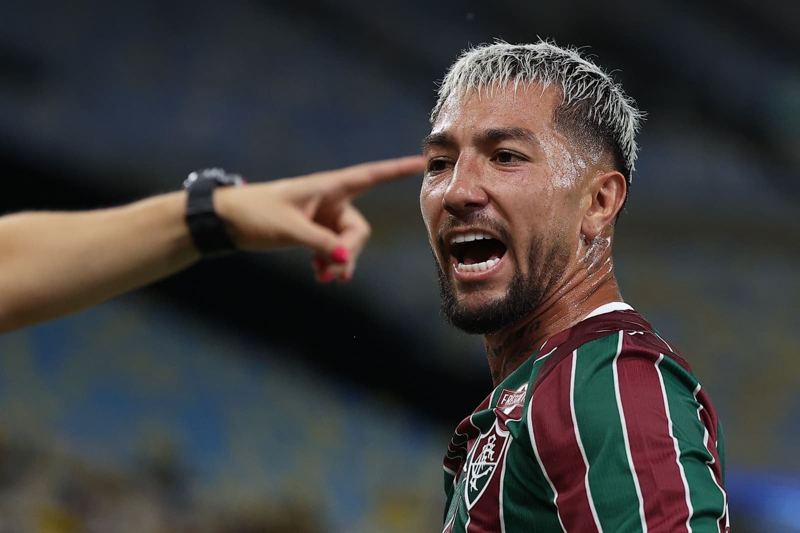 Lucho Acosta reclama com auxiliar da arbitragem