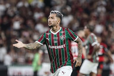 Lucho Acosta pede a bola para bater escanteio durante Flamengo x Fluminense da final do Carioca