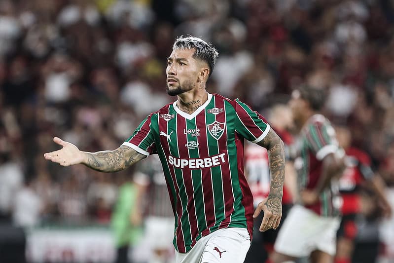 Lucho Acosta pede a bola para bater escanteio durante Flamengo x Fluminense da final do Carioca