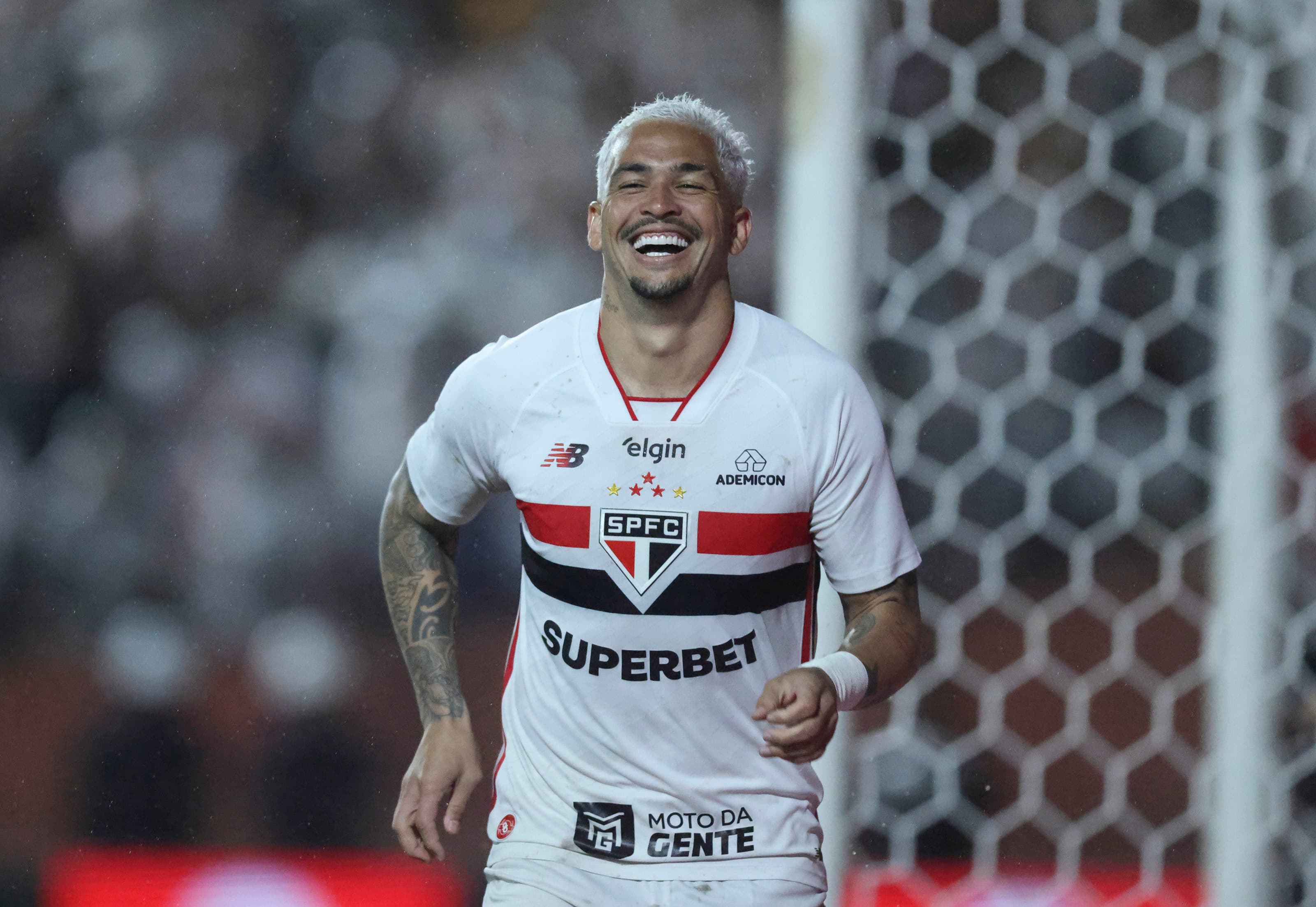 Luciano comemora gol São Paulo 2x0 Chapecoense