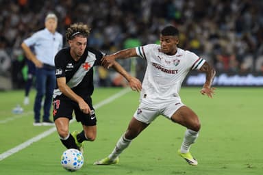 Nuno Moreira faz jogada individual contra a marcação de Hércules no Vasco x Fluminense