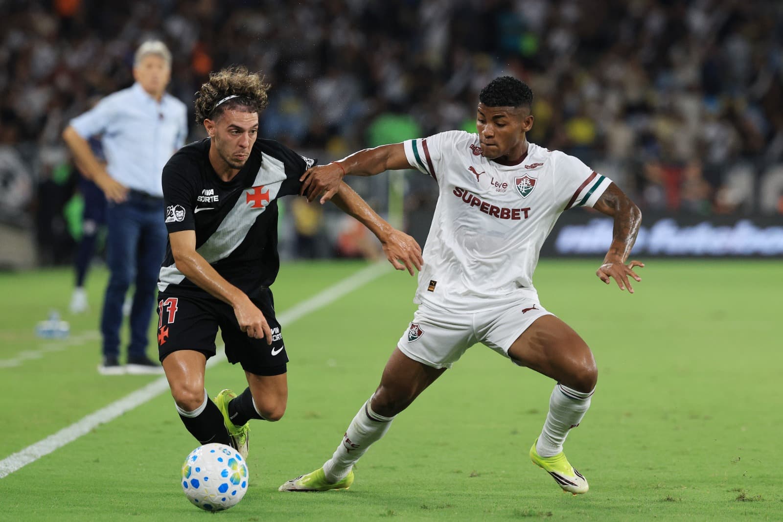 Nuno Moreira faz jogada individual contra a marcação de Hércules no Vasco x Fluminense