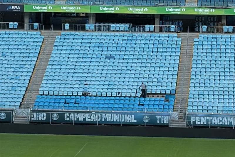 Imagem da mudança de cadeiras na Arena do Grêmio