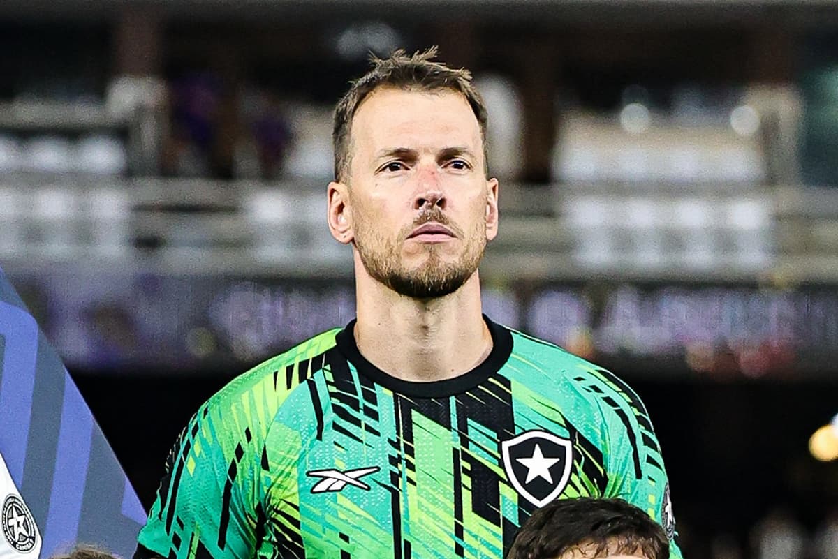 Goleiro Neto com semblante sério durante execução do hino em Botafogo 4x0 Cruzeiro pelo Brasileirão 2026
