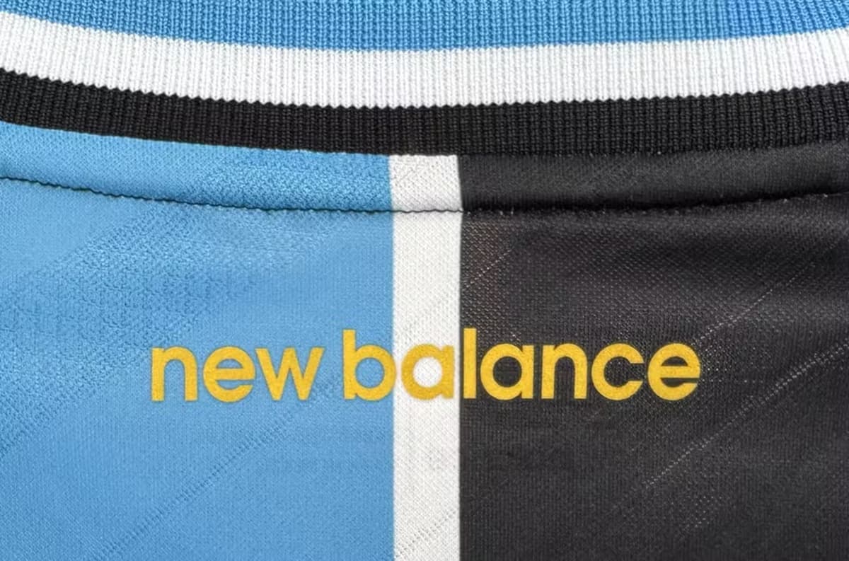 Detalhe da marca da New Balance na nuca do novo uniforme do Grêmio