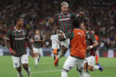 Lucho Acosta, John Kennedy e Cannobio comemoram gol