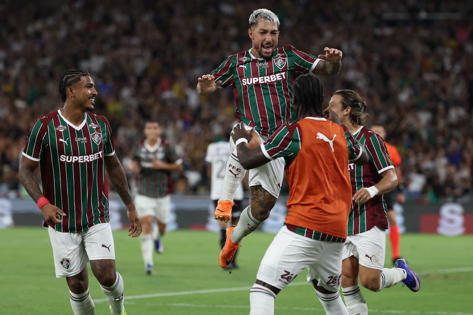 Lucho Acosta, John Kennedy e Cannobio comemoram gol