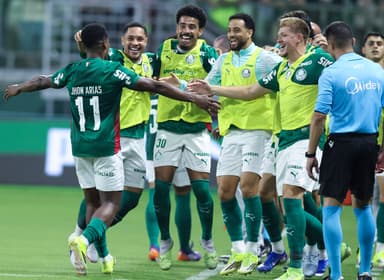 Jhon Arias comemora gol pelo Palmeiras com companheiros do banco