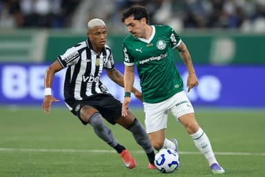 Mauricio carrega a bola enquanto é marcado por Danilo em Palmeiras x Botafogo