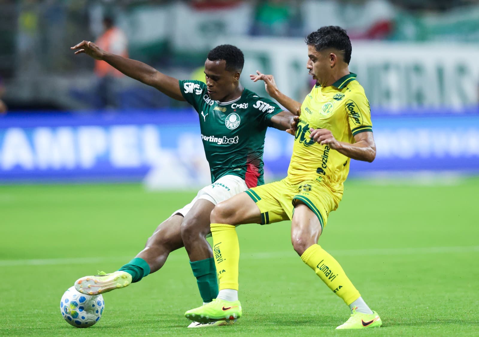 John Arias disputa bola com jogador do Mirassol