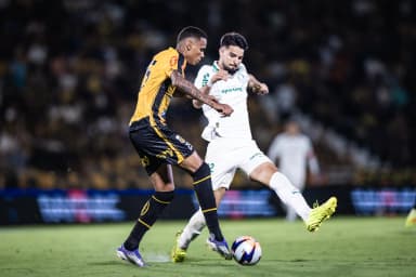 Flaco López marca Dantas, zagueiro do Novorizontino, durante jogo do Paulistão