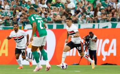 Luciano carrega a bola contra a marcação de Marlon Freitas