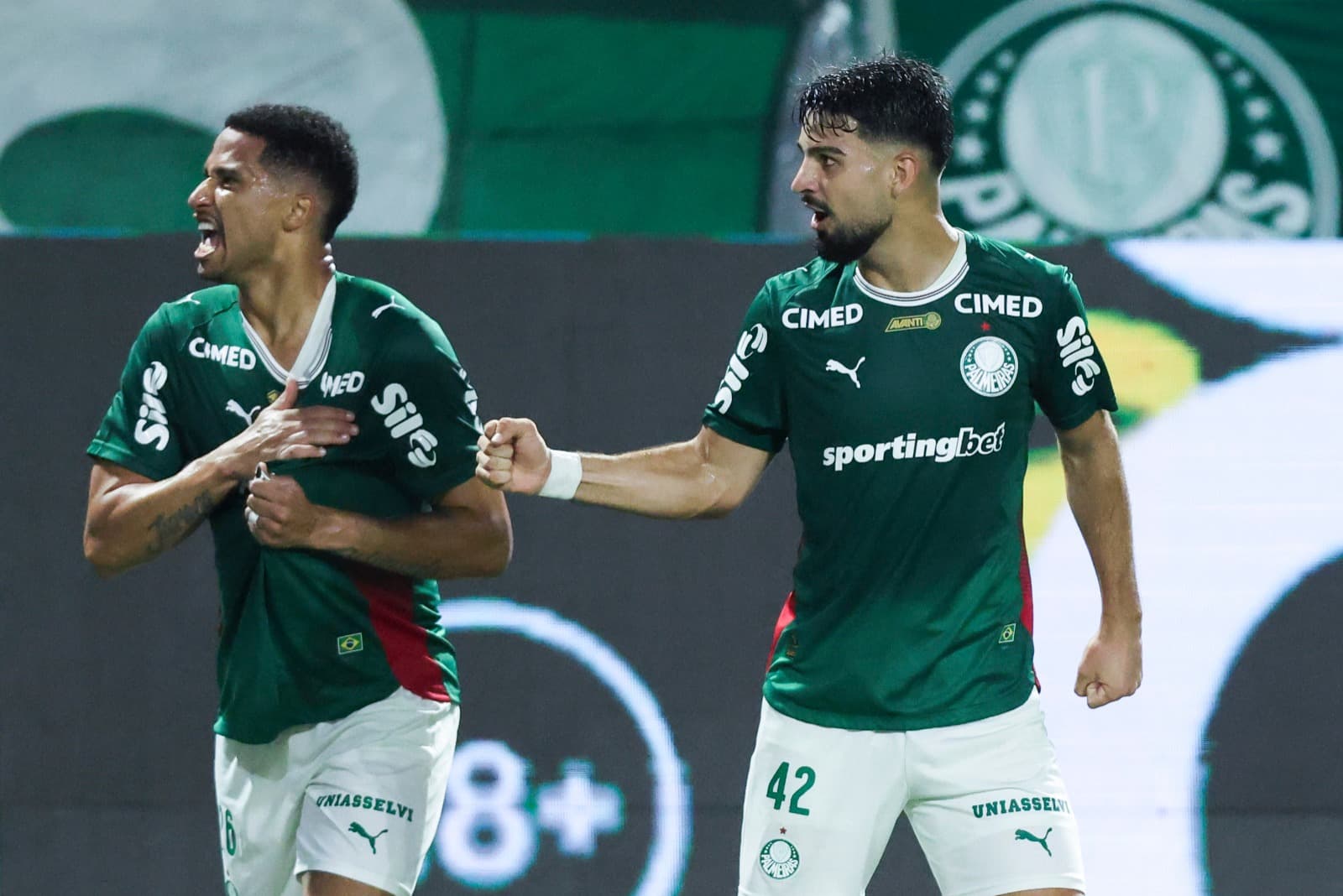 Murillo e Flaco López comemoram gol do Palmeiras