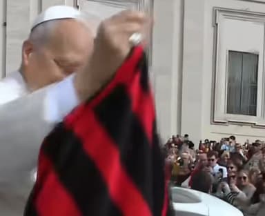 Papa com camisa do Flamengo