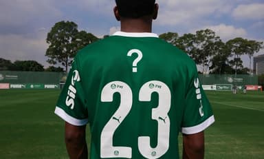 Camisa do Palmeiras de costas com uma interrogação no lugar que era patrocinado pelo Grupo Fictor