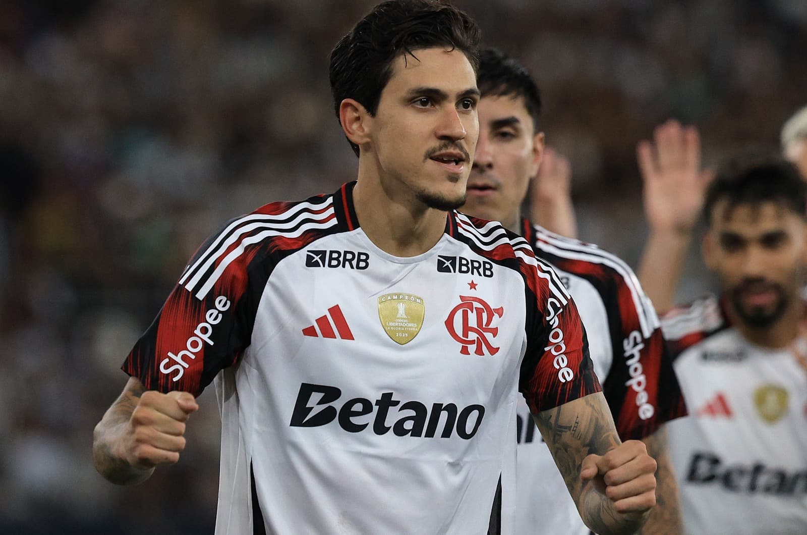 Pedro comemora gol em Flamengo x Botafogo com punhos cerrados