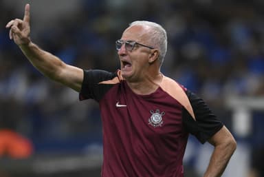 Dorival Júnior reclama com a arbitragem com o dedo indicador da mão direita em riste