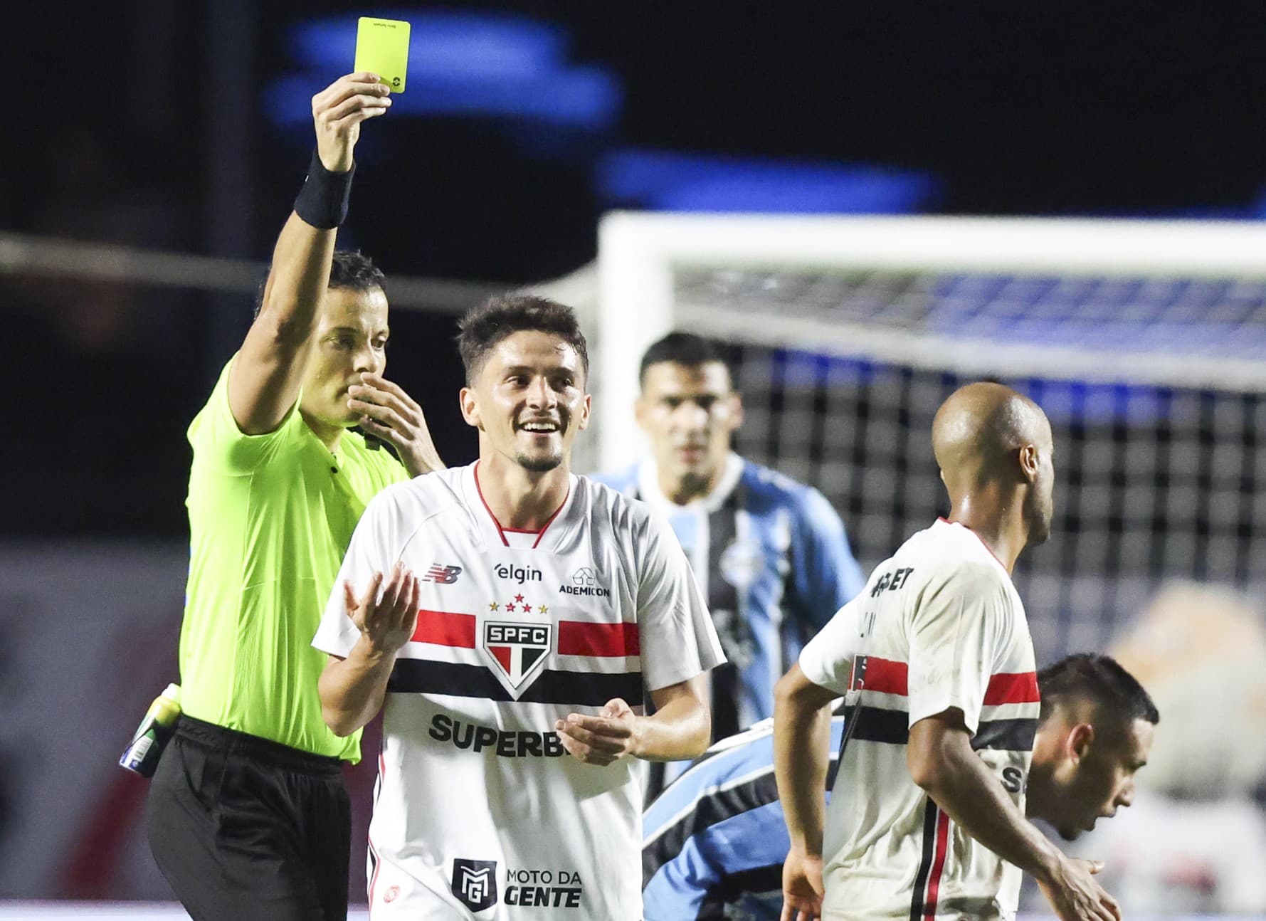 Sávio Pereira Sampaio aplica cartão amarelo em jogador do São Paulo