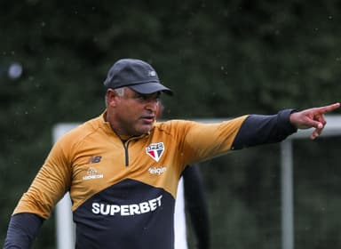 Roger Machado aponta para frente durante treino do São Paulo