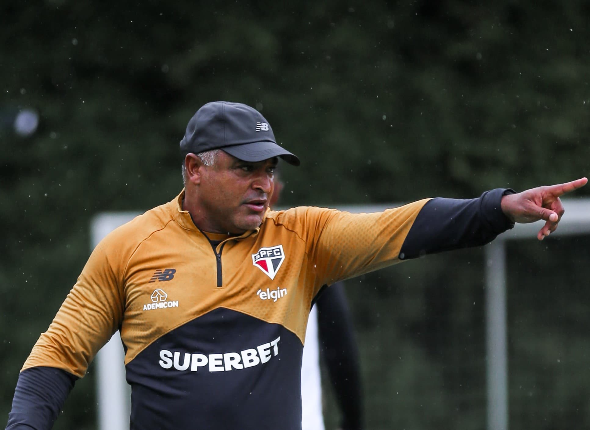 Roger Machado aponta para frente durante treino do São Paulo