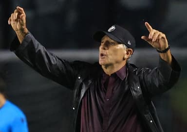 Renato Gaúcho gesticula durante jogo do Vasco