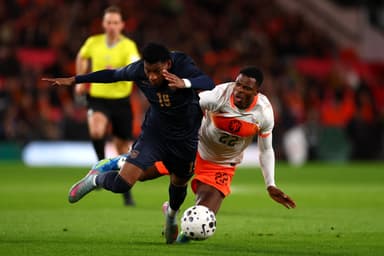 Plata cai após ser derrubado por Dunfries, lance que causou expulsão do lateral em Holanda x Equador