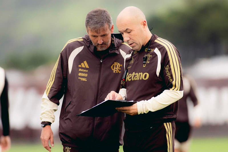 Leonardo Jardim e Márcio analisam prancheta durante treino do Flamengo