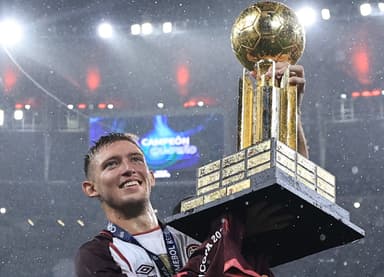 Rodrigo Castillo, do Lanús, levanta taça da Recopa Sul-Americana