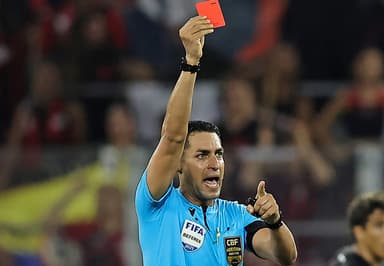 Rodrigo Pereira aplica cartão vermelho