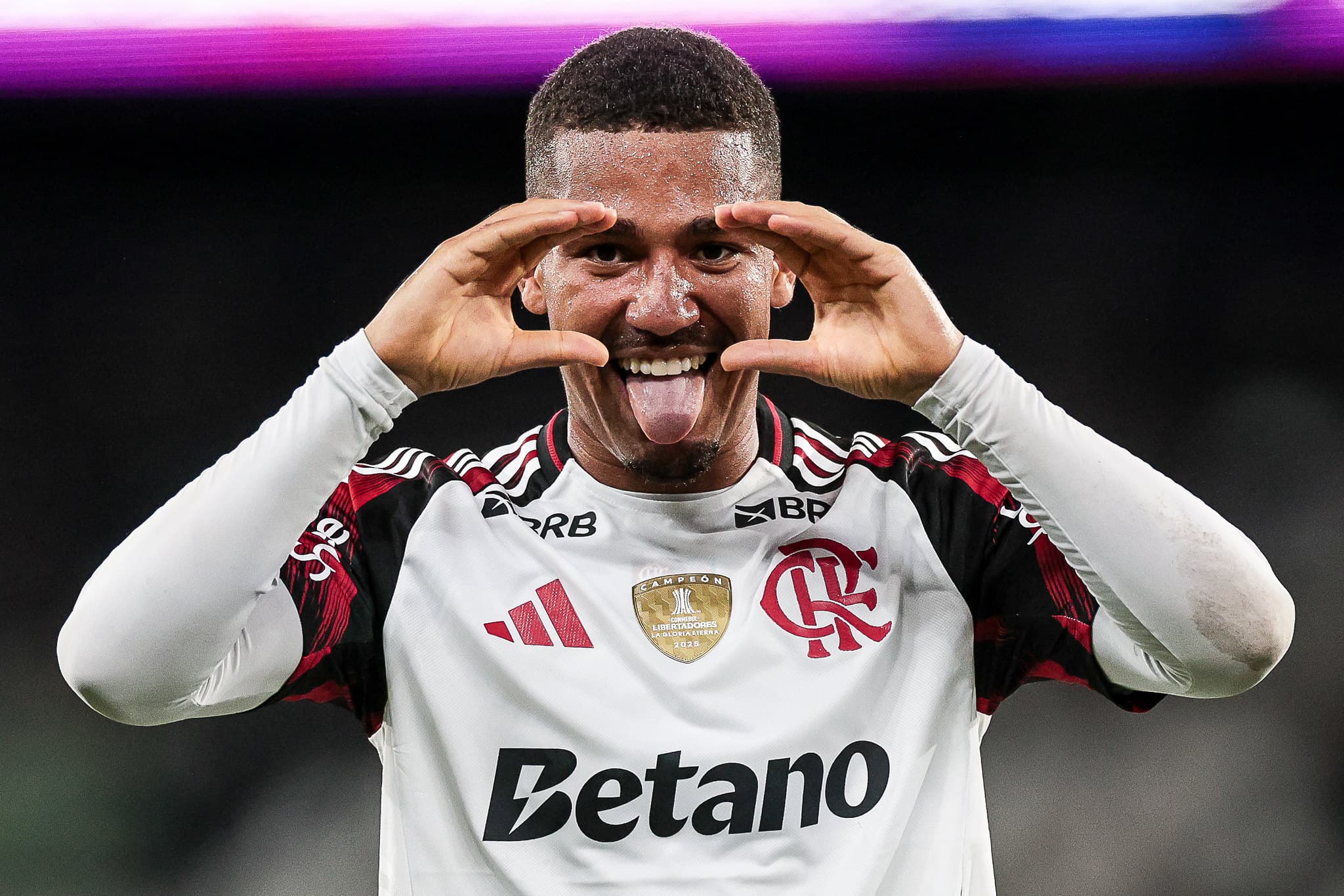 Samuel Lino faz gesto de "binóculo" comemorando gol que abriu o placar em Flamengo x Botafogo