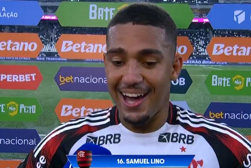 Samuel Lino sorri em entrevista à Prime Video após vitória do Flamengo sobre o Botafogo