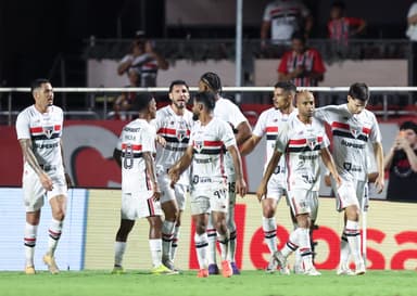 Jogadores do São Paulo comemoram gol no Morumbis
