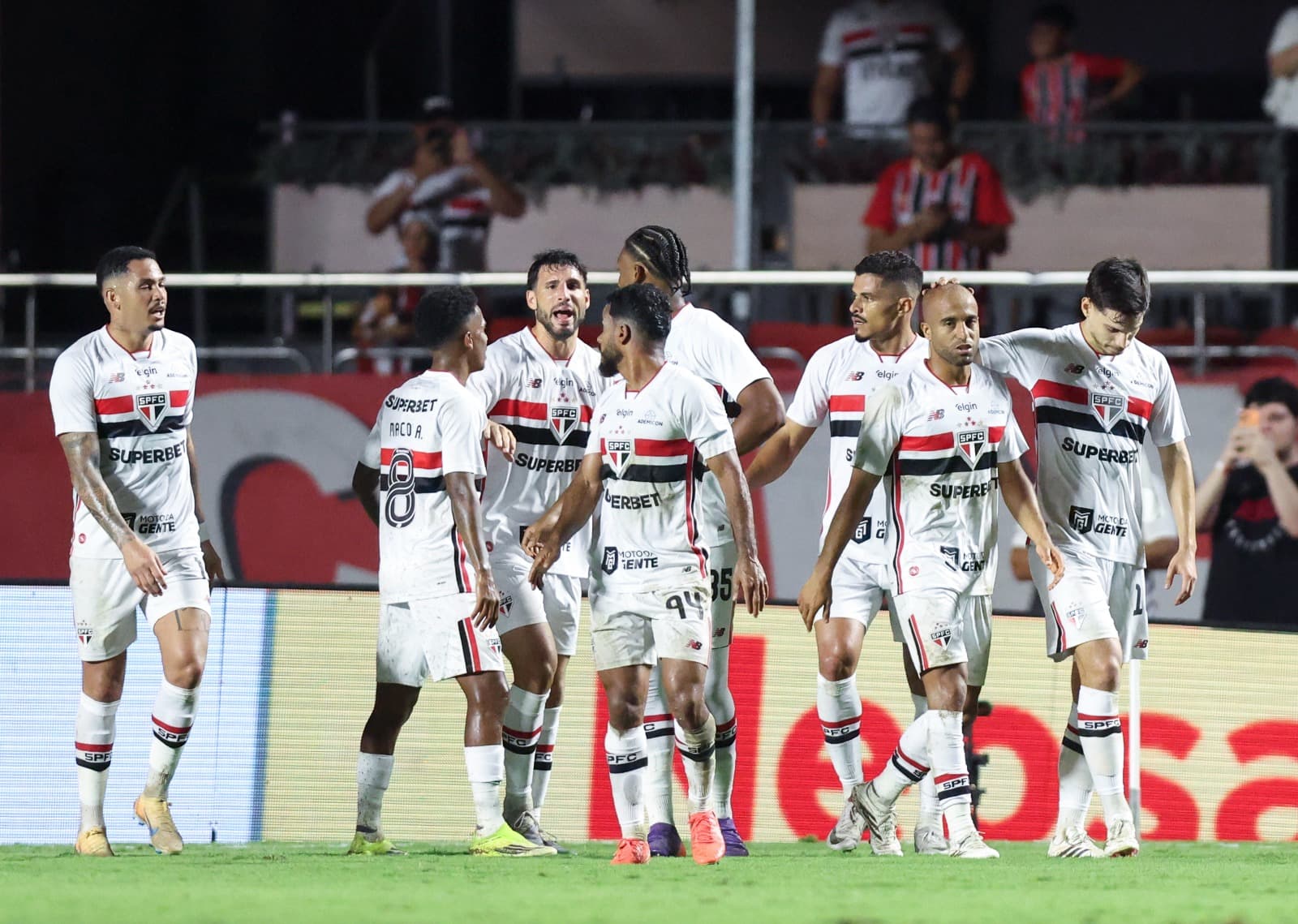 Jogadores do São Paulo comemoram gol no Morumbis