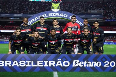 São Paulo perfilado antes de jogo do Brasileirão contra o Atlético-MG