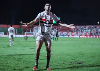 Calleri comemora gol pelo São Paulo contra Chapecoense