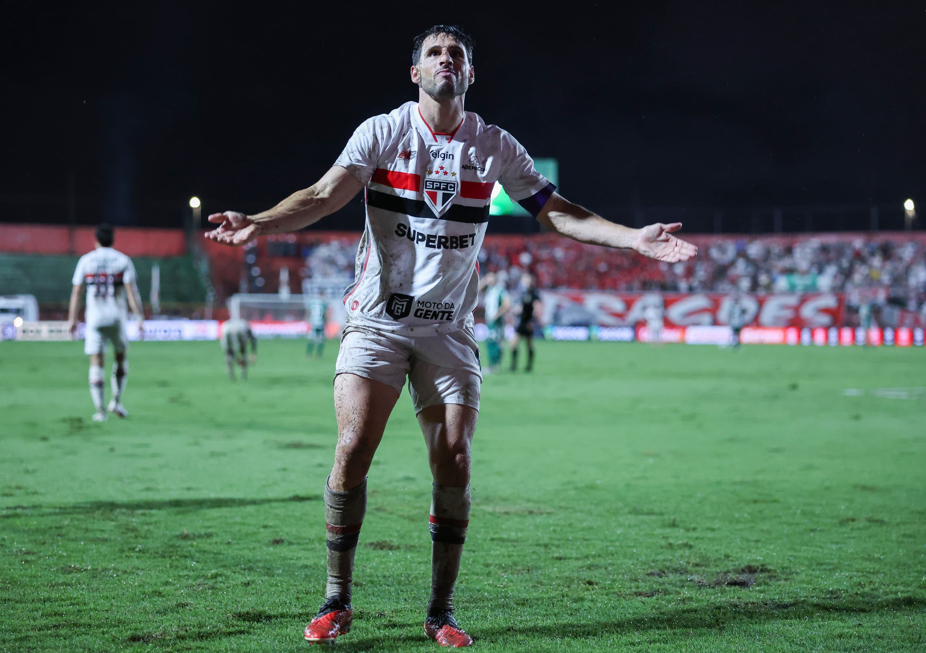 Calleri comemora gol pelo São Paulo contra Chapecoense