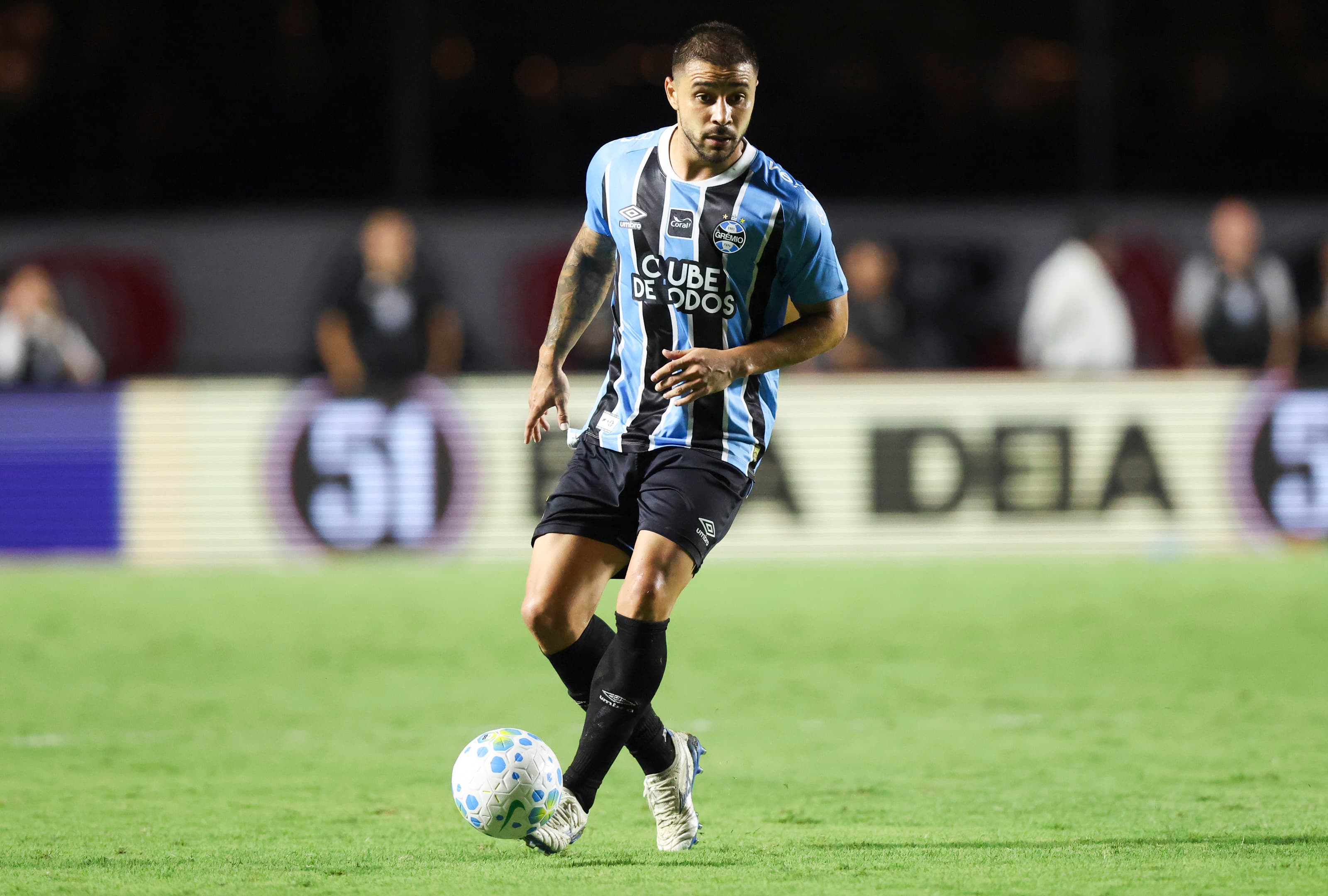José López em campo pelo Grêmio