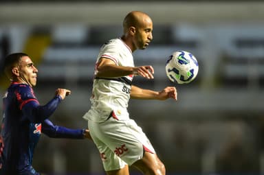 Lucas domina a bola na frente de Gabriel, volante do Bragantino
