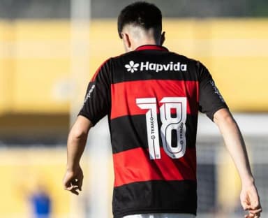 Diego Reyes em campo pelo Flamengo