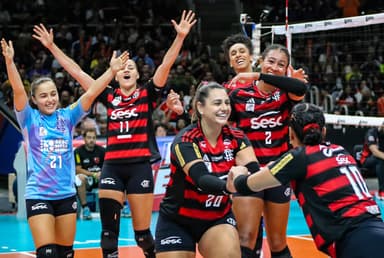 Jogadoras do Sesc Flamengo comemoram ponto