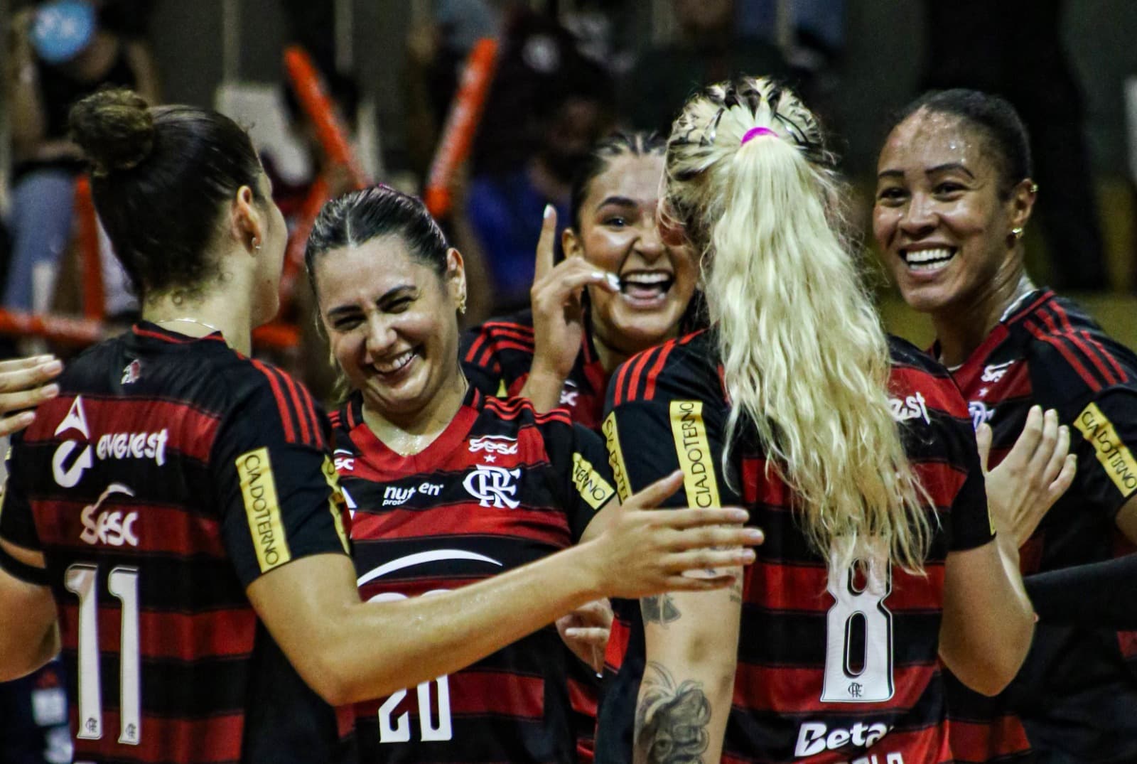 Jogadoras do Sesc Flamengo celebram ponto sobre Mackenzie