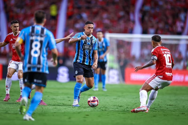 Jogadores do Grêmio enfrentam marcação do Internacional