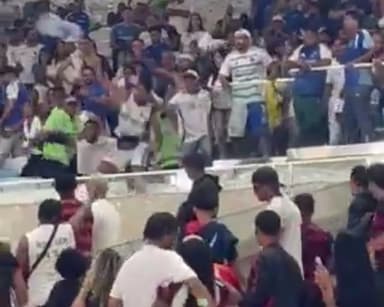 Torcedores do Cruzeiro arremessam cadeiras contra a torcida do Flamengo