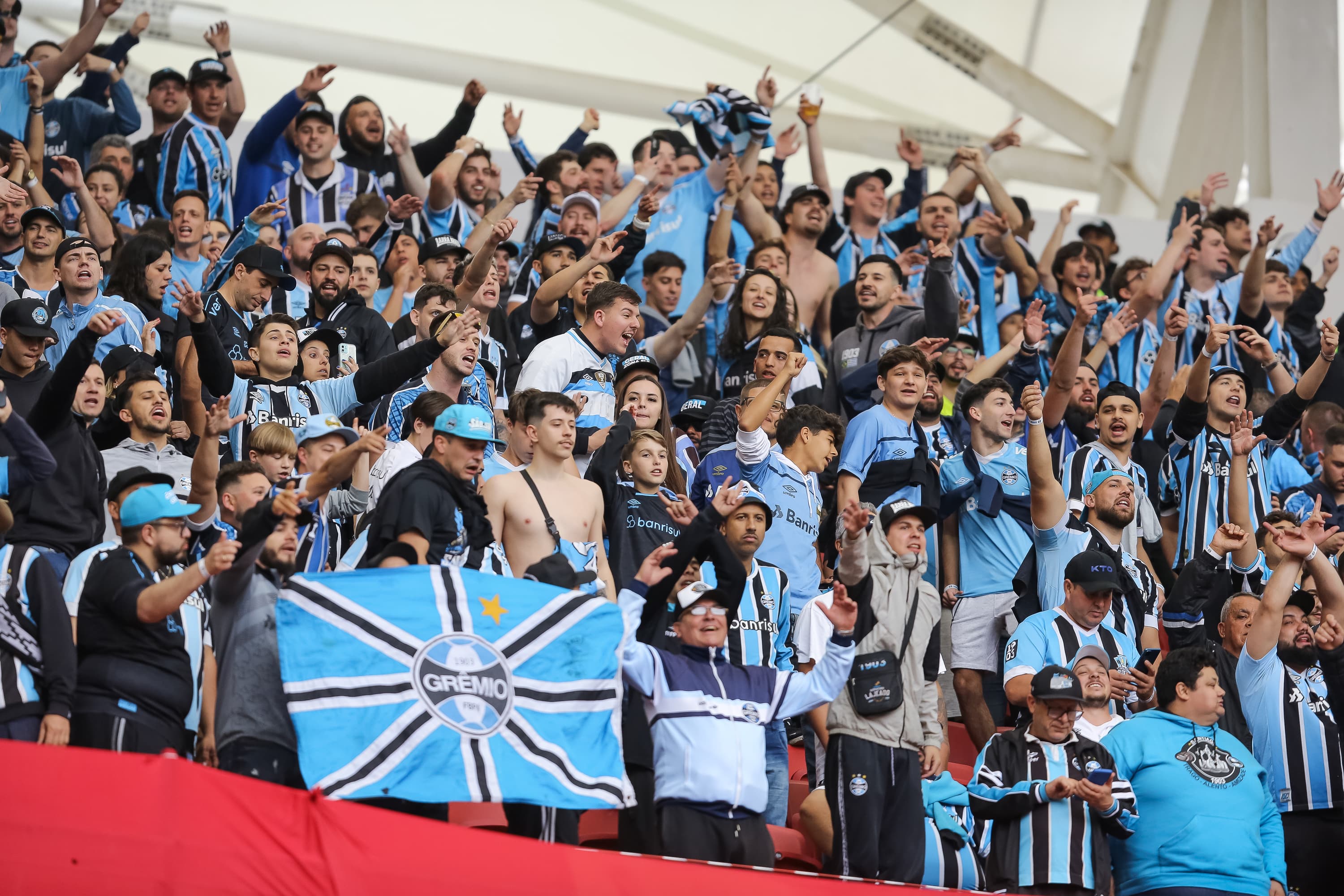 Torcida do Grêmio festeja no Beira-Rio durante partida contra o Internacional pelo Brasileirão 2023