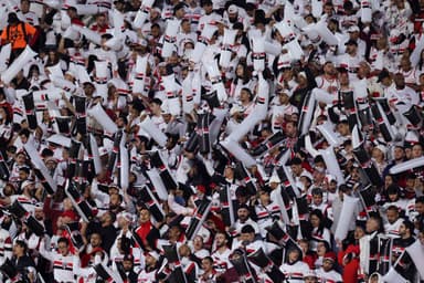 Torcida do São Paulo festeja durante partida de volta das quartas de final da Libertadores 2025 contra LDU no Morumbi