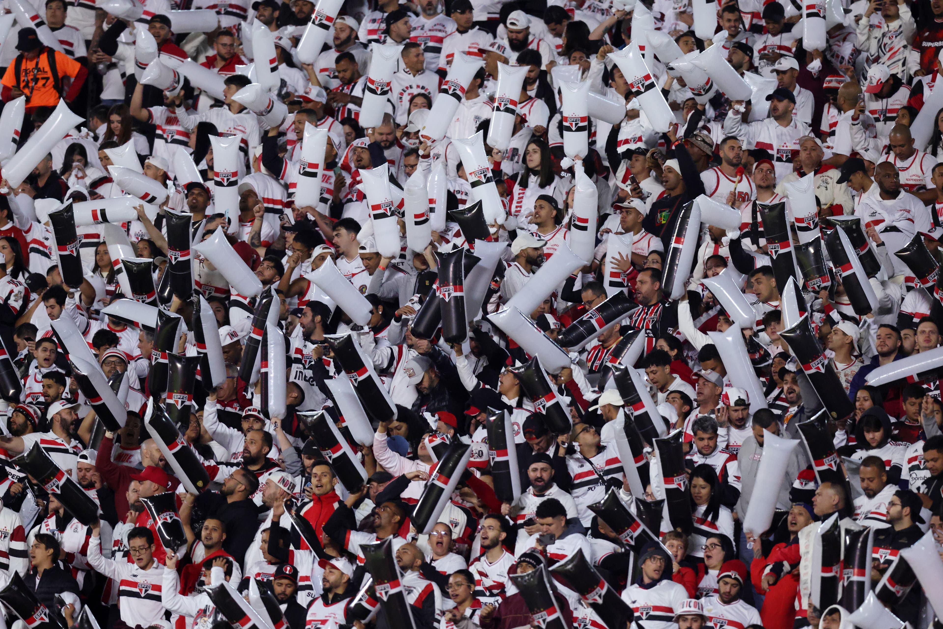 Torcida do São Paulo festeja durante partida de volta das quartas de final da Libertadores 2025 contra LDU no Morumbi